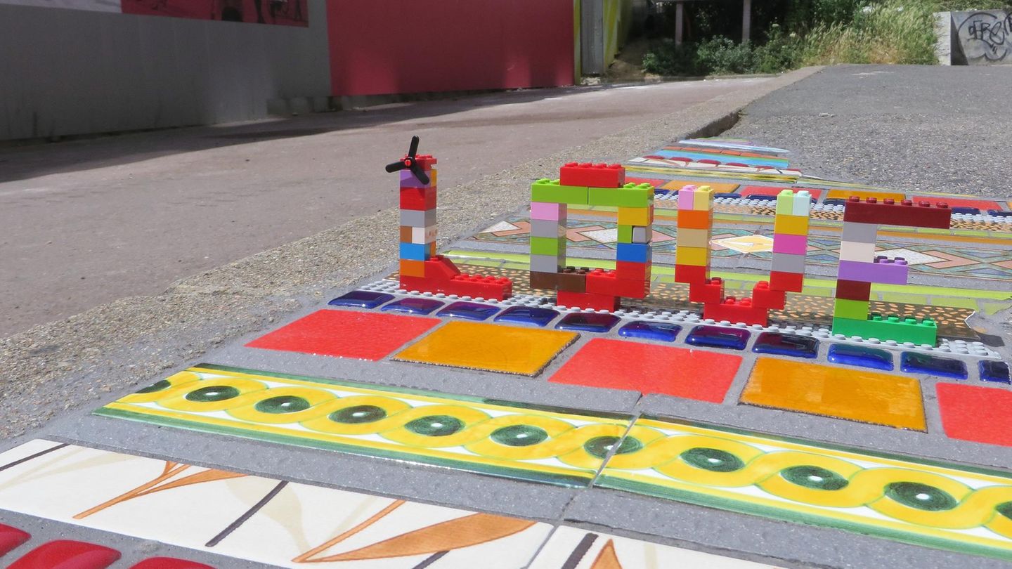 Mit Legosteinen hat Streetart-Künstler Ememem das Wort "Love" auf einen  gesetzt
