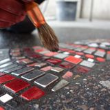 Ein Pinsel über kleinen Steinen