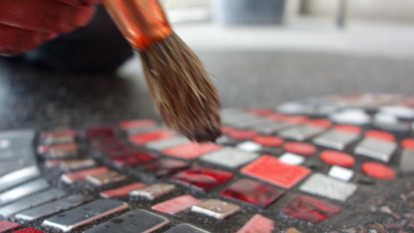 Ein Pinsel über kleinen Steinen