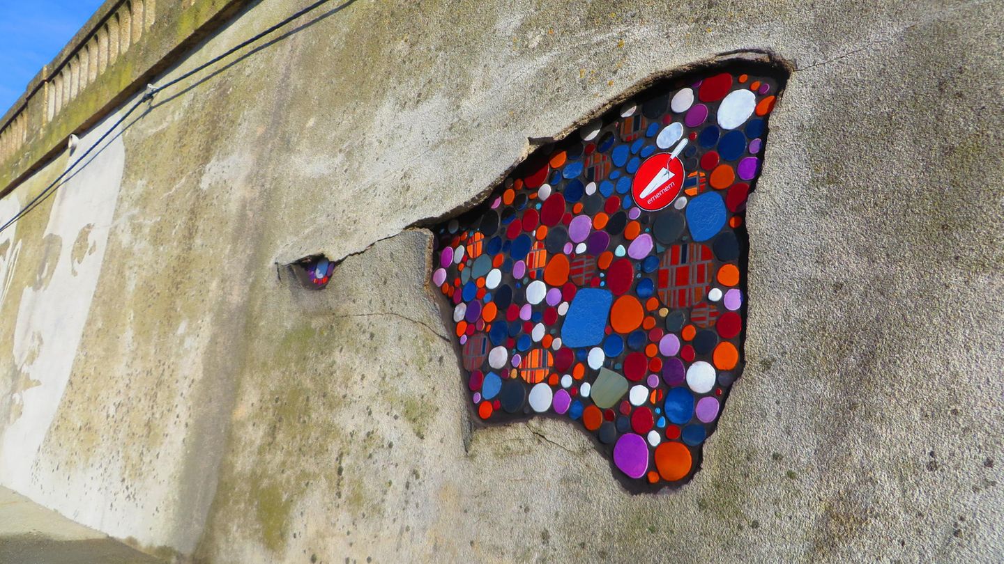 Ein Wandbild des Streetart-Künstlers Ememem aus größeren und kleineren runden Formen