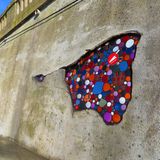 Ein Wandbild des Streetart-Künstlers Ememem aus größeren und kleineren runden Formen