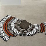 Ein Mosaik von Streetart-Künstler Ememem liegt auf dem Boden einer Galerie in Paris