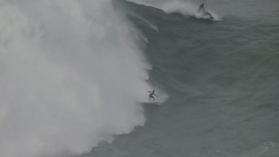 Surfspot Nazaré: Das braucht Mut: Big-Wave-Surfer rasen bei Wettkampf in Portugal gewaltige Wellenberge hinab Surfspot Nazaré: Das braucht Mut: Big-Wave-Surfer rasen bei Wettkampf in Portugal gewaltige Wellenberge hinab