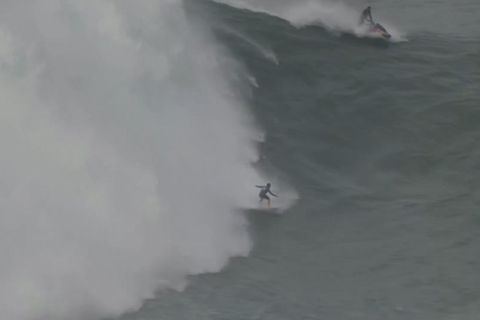 Surfspot Nazaré: Das braucht Mut: Big-Wave-Surfer rasen bei Wettkampf in Portugal gewaltige Wellenberge hinab