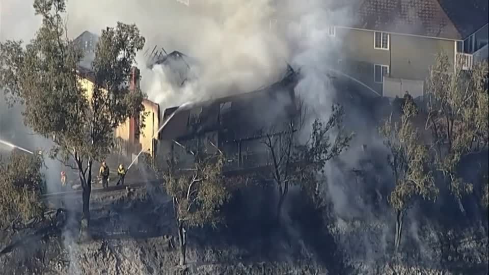 Video: Waldbrand zerstört Häuser in L.A. Video: Waldbrand zerstört Häuser in L.A.