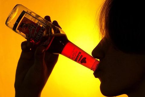 Ein Jugendlicher trinkt Alkohol