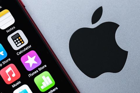 Ein iPhone liegt auf einem Macbook