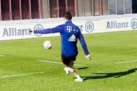 Kunstschuss in den zweiten Stock: Robert Lewandowski schießt Oliver Kahn in die Arme