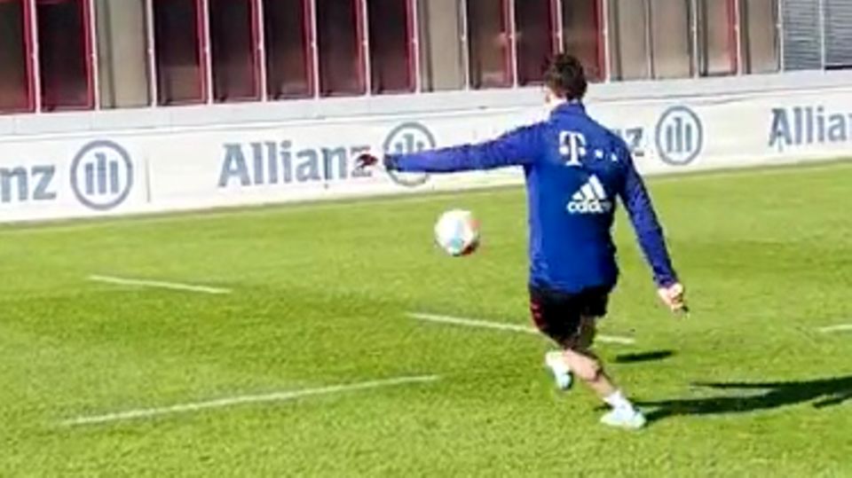 Kunstschuss in den zweiten Stock: Robert Lewandowski schießt Oliver Kahn in die Arme