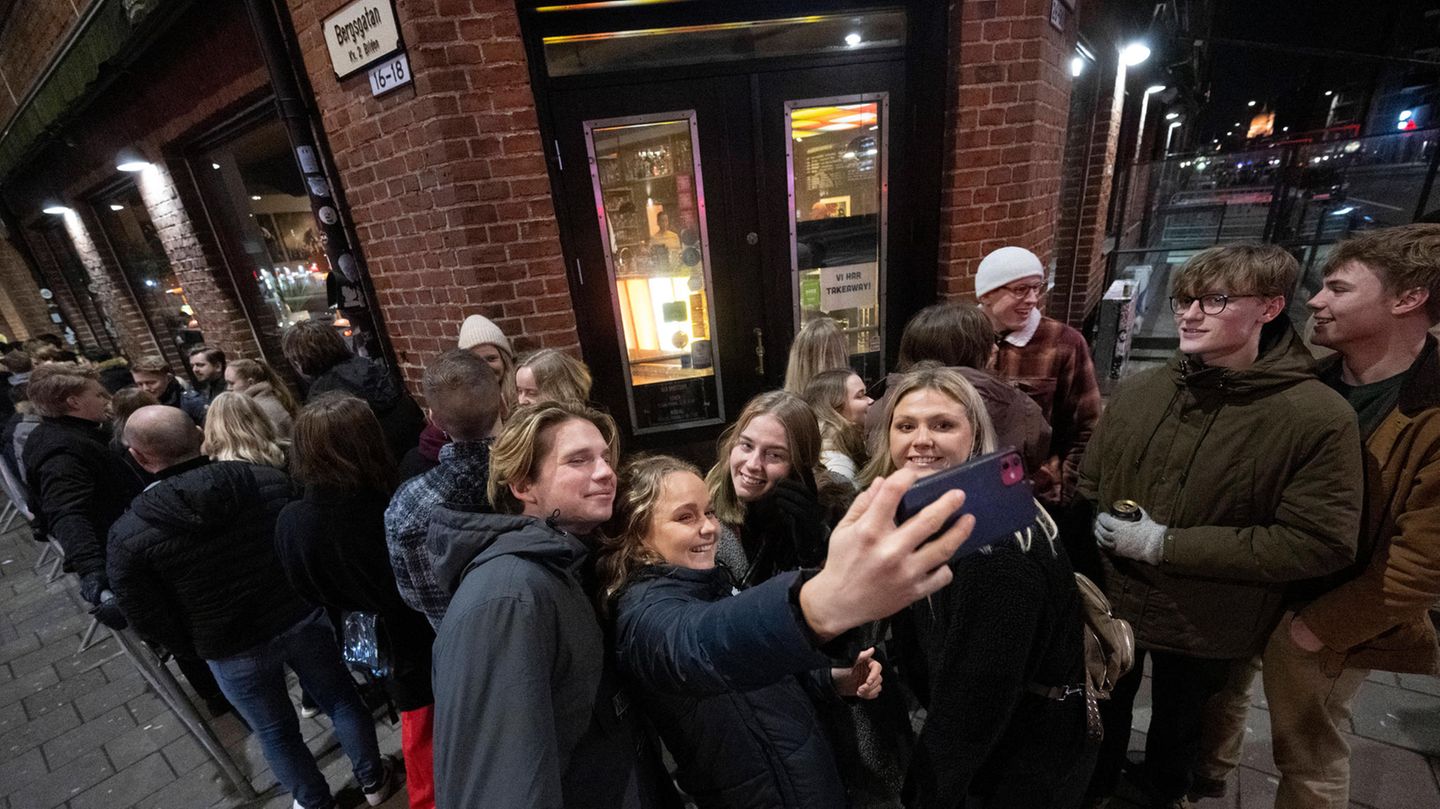 Schlangen vor einem Nachtclub in Malmö