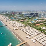 Türkei  In der Türkei gibt es kaum Corona-Einschränkungen. Trotz Rekordwerten bei den Fallzahlen hat die Regierung die Maßnahmen seit massiven Lockerungen im Juli 2021 nicht nennenswert verschärft. Auch eine bis vor kurzem geltende Testpflicht für Ungeimpfte vor Theater- oder Konzertbesuchen setzte das Innenministerium aus.  Zwar beharrt die Regierung auf einer Maskenpflicht, streng kontrolliert wird sie in Metropolen wie Istanbul aber nur selten. Auch Cafés, Restaurants, Bars und Diskotheken sind geöffnet. Für Inlandsflüge müssen weiterhin Impf-, Test- oder Genesungsnachweise vorgelegt werden.