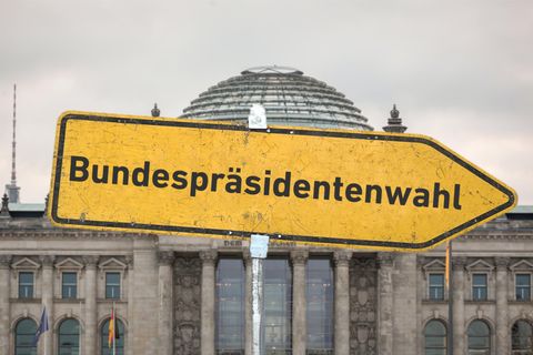 Ein Hinweisschild mit der Aufschrift "Bundespräsidentenwahl" vor dem Berliner Reichstagsgebäude