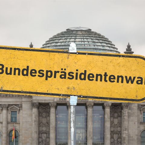 Ein Hinweisschild mit der Aufschrift "Bundespräsidentenwahl" vor dem Berliner Reichstagsgebäude