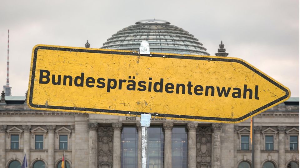 Ein Hinweisschild mit der Aufschrift "Bundespräsidentenwahl" vor dem Berliner Reichstagsgebäude