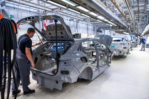 VW-Mitarbeiter werden in einem Trainingsbereich für die Produktion von Elektroautos geschult