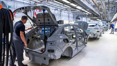 VW-Mitarbeiter werden in einem Trainingsbereich für die Produktion von Elektroautos geschult