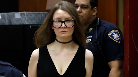 Anna "Delvey" Sorokin 2019 vor Gericht in New York. Die Netflix-Serie "Inventing Anna" erzählt die Geschichte der Fake-Erbin. 