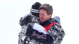 Shaun White umarmt seinen Trainer