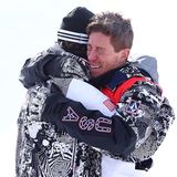 Shaun White umarmt seinen Trainer