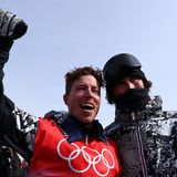 White reckt die Faust in die Luft