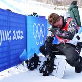 White wischt sich die Tränen aus dem Gesicht