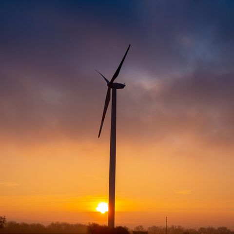 Windrad vor Sonnenuntergang