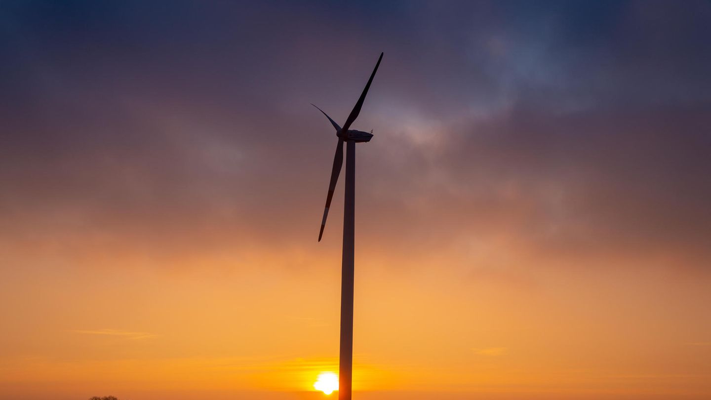 Windrad vor Sonnenuntergang Windrad vor Sonnenuntergang