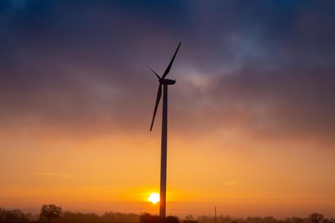 Windrad vor Sonnenuntergang