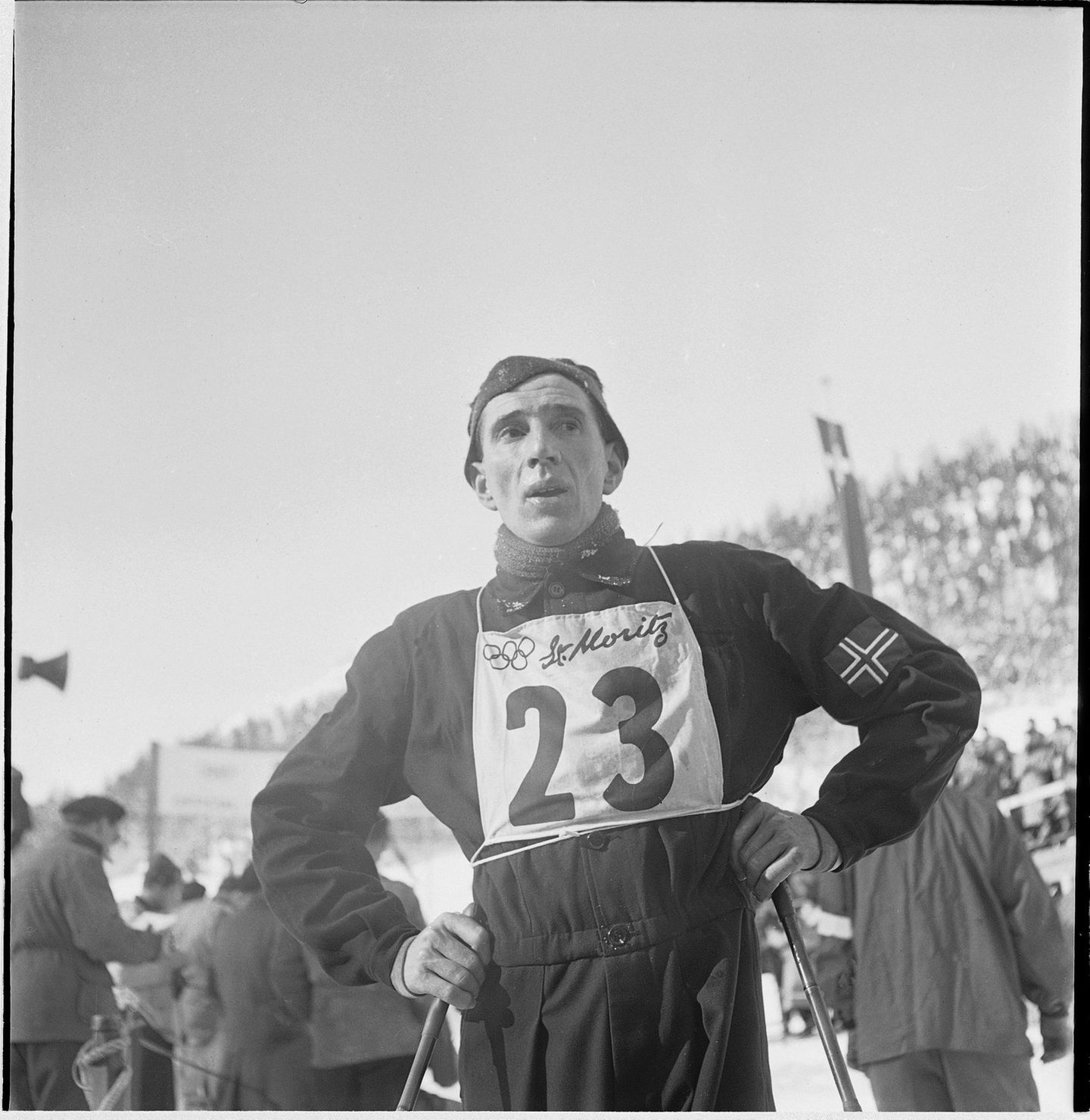 1948 Die ersten Spiele nach dem Zweiten Weltkrieg, in denen besonders die Athletinnen und Athleten die finanziellen Auswirkungen des Krieges spürten und daher mit weniger Ressourcen und Material auskommen mussten. So hat sich das norwegische Ski-Team Ausrüstung von den US-Kollegen geliehen.
