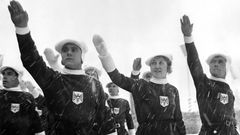 Olympische Spiele in Garmisch-Patenkirchen zur Zeit des Dritten Reichs. Wie schon die Sommerspiele, so fanden auch die Winterspiele in diesem Jahr in Deutschland statt. Unter anderem wurden die Spiele von vielen politischen Gesten geprägt. Beispielsweise weigerte sich das US Eishockey Team, Hitler mit der Nazi-Parole zu begrüßen. Dieser konfrontierte die Mannschaft angeblich in der Kabine und gab schließlich nach.