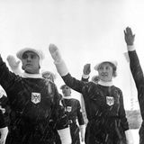 Olympische Spiele in Garmisch-Patenkirchen zur Zeit des Dritten Reichs. Wie schon die Sommerspiele, so fanden auch die Winterspiele in diesem Jahr in Deutschland statt. Unter anderem wurden die Spiele von vielen politischen Gesten geprägt. Beispielsweise weigerte sich das US Eishockey Team, Hitler mit der Nazi-Parole zu begrüßen. Dieser konfrontierte die Mannschaft angeblich in der Kabine und gab schließlich nach.