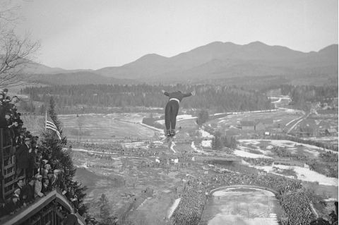 Obwohl die 1930er Jahre von der Großen Depression geprägt wurden, fanden die Spiele 1932 in Lake Placid statt. Da die Spiele in einer recht abgelegenen Region in Kalifornien ausgetragen wurden und die logistische Anbindung bei weitem nicht so gut war wie heute, gingen knapp 50 Prozent weniger Athletinnen und Athleten an den Start als noch bei den Spielen vier Jahre zuvor.