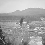 Obwohl die 1930er Jahre von der Großen Depression geprägt wurden, fanden die Spiele 1932 in Lake Placid statt. Da die Spiele in einer recht abgelegenen Region in Kalifornien ausgetragen wurden und die logistische Anbindung bei weitem nicht so gut war wie heute, gingen knapp 50 Prozent weniger Athletinnen und Athleten an den Start als noch bei den Spielen vier Jahre zuvor.