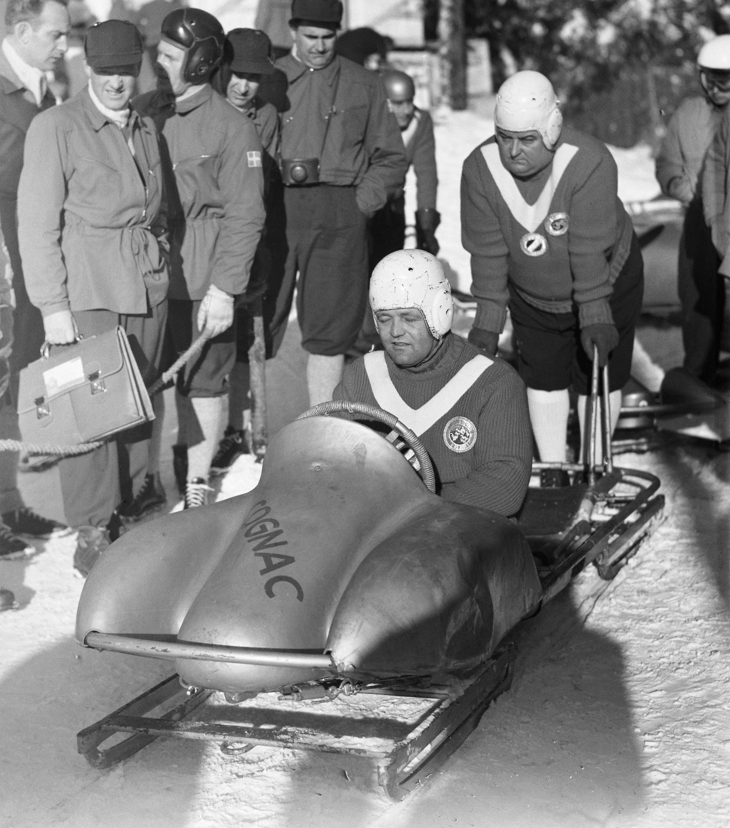 Nach zwölf Jahren Abwesenheit nahmen Deutschland und Japan 1952 erstmals wieder an den Spielen teil. Die Bobfahrer Andreas Ostler und Laurenz Nieberl holten Gold für Team Deutschland.  