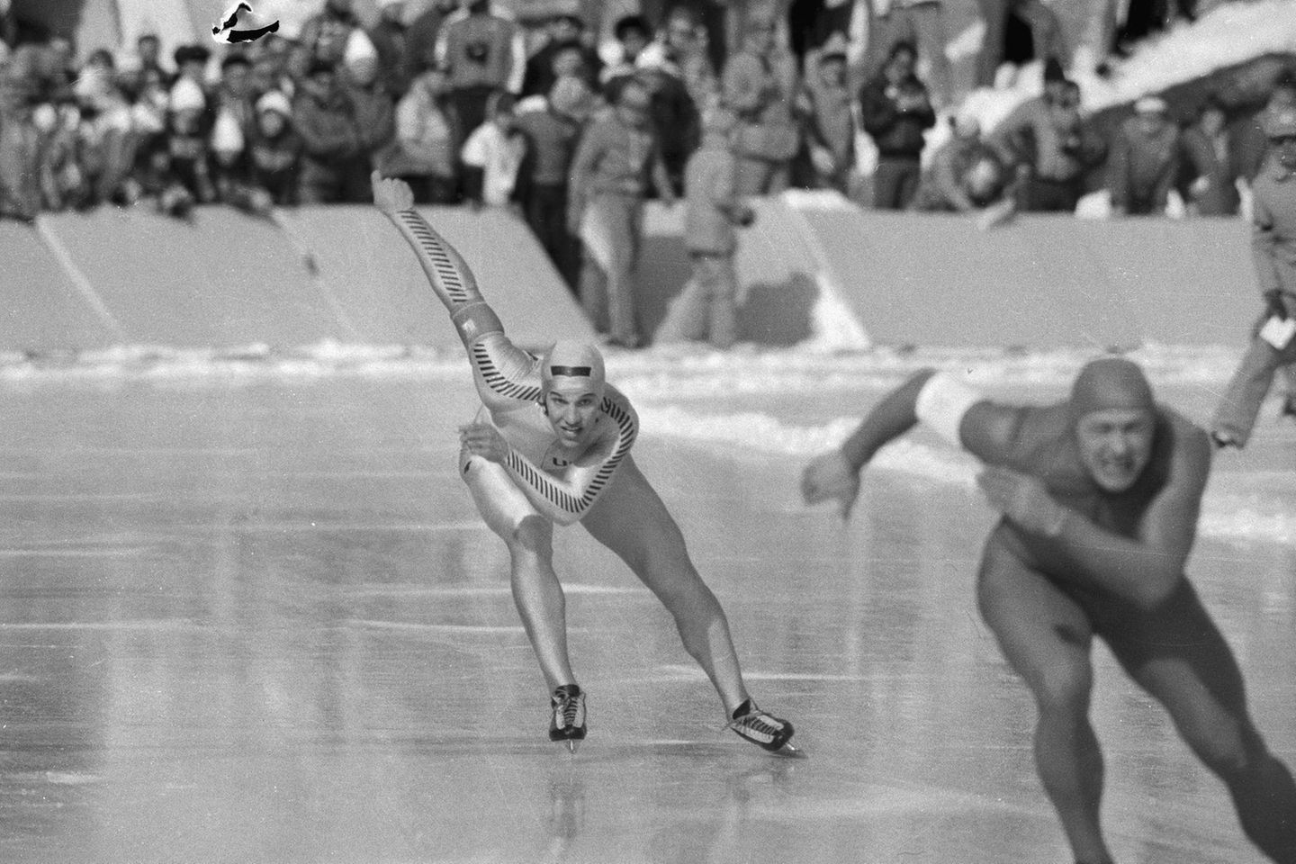 Wieder in Lake Placid, wurden die Spiele im Jahr 1980 vom Kalten Krieg und damit einer gewissen Spannung geprägt. Es kam auch zum ersten Mal Kunstschnee zum Einsatz, um bestmögliche Bedingungen zu garantieren. Ausnahmesportler in diesem Jahr war der Amerikaner Eric Heiden, der bis heute der einzige Athlet ist, der fünf Goldmedaillen bei einer Winterolympiade gewann. 