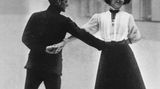 1908 gab es noch keine Winterspiele, allerdings wurden noch in diesem Jahr erstmals einige Winterdisziplinen eingeführt. Die Spiele mussten jedoch kurzfristig nach London verlegt werden, da ein Ausbruch des Vesuvs die Austragung in Rom unmöglich machte. Die Briten Phyllis Johnson und James H. Johnson gewannen damals Silber im Paarlaufen.