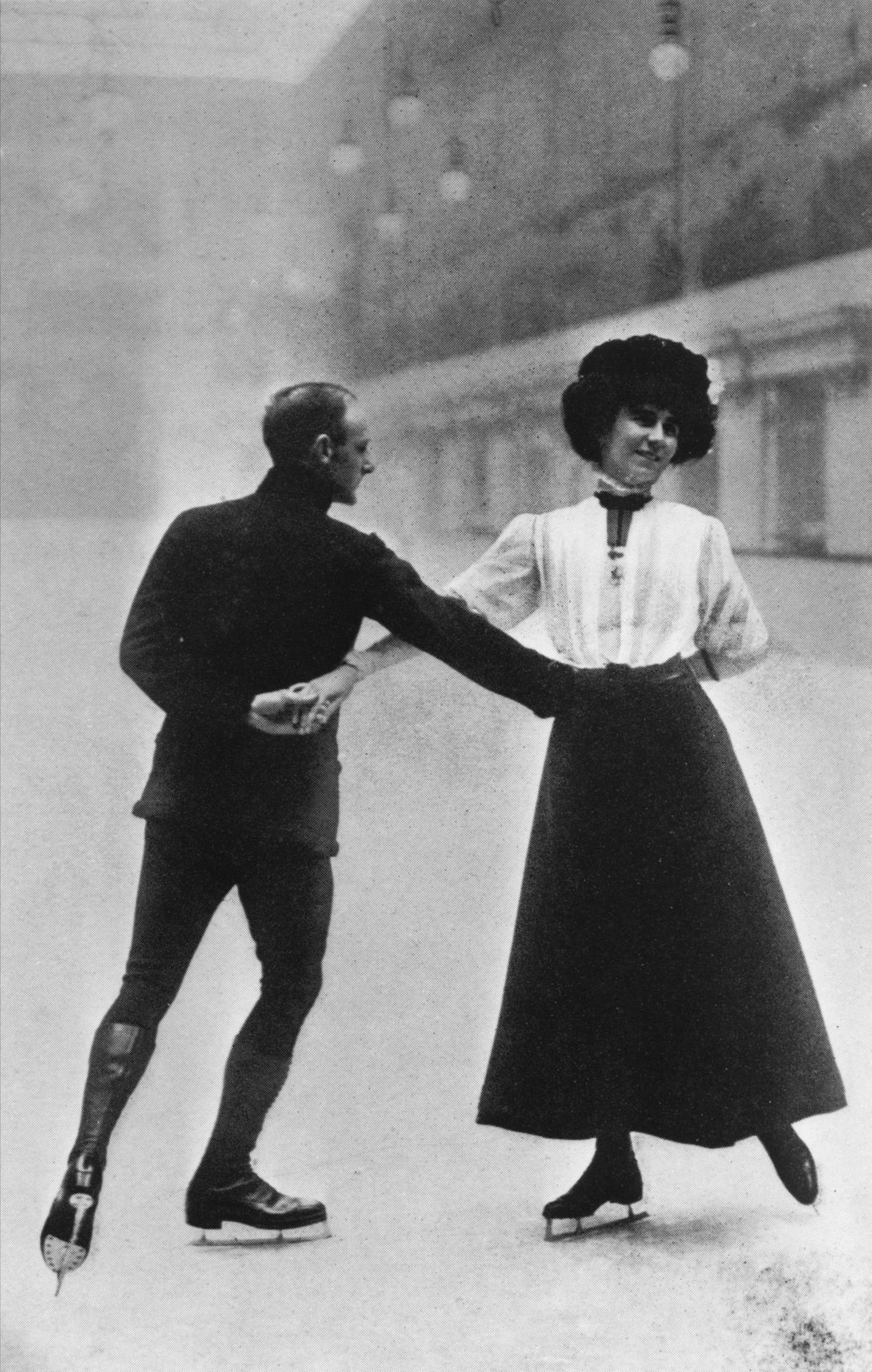 1908 1908 gab es noch keine Winterspiele, allerdings wurden noch in diesem Jahr erstmals einige Winterdisziplinen eingeführt. Die Spiele mussten jedoch kurzfristig nach London verlegt werden, da ein Ausbruch des Vesuvs die Austragung in Rom unmöglich machte. Die Briten Phyllis Johnson und James H. Johnson gewannen damals Silber im Paarlaufen.