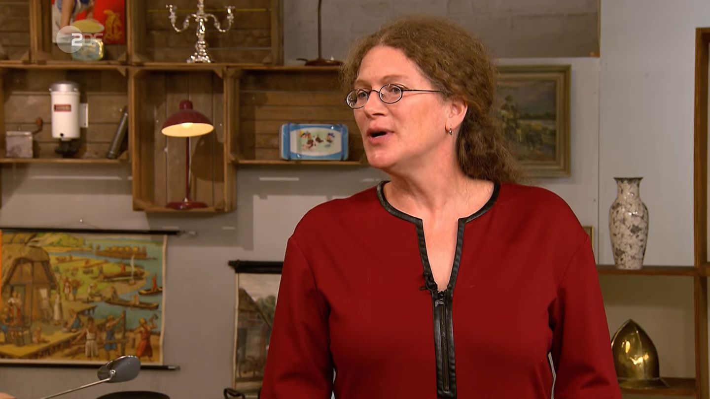 Yvonne Schabarum steht im Studio von "Bares für Rares" in Pulheim