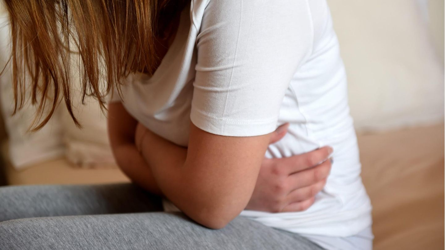 An Endometriose erkrankte Frau hält sich den Bauch
