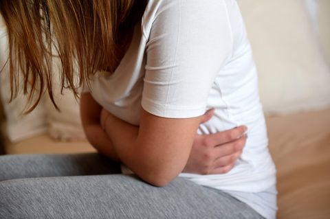An Endometriose erkrankte Frau hält sich den Bauch