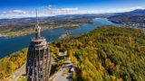 Höchster Holzturm der Welt  Über den Wörthersee schaut man am besten vom Pyramidenkogel – mit 100 Meter Höhe der höchste Holzaussichtsturm der Welt. Auf einer 120 Meter langen Rutsche geht’s zurück zum Rad und auf die Kärnten Seen-Schleife.