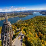 Höchster Holzturm der Welt  Über den Wörthersee schaut man am besten vom Pyramidenkogel – mit 100 Meter Höhe der höchste Holzaussichtsturm der Welt. Auf einer 120 Meter langen Rutsche geht’s zurück zum Rad und auf die Kärnten Seen-Schleife.