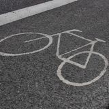 Der erste Radweg Österreichs war eine Straftat  Aber eine, die sich bewährt hat. Im Jahr 1980 pinselten Aktivisten in Graz illegal einen Radstreifen auf den Gehweg. Sie bekamen eine Anzeige, doch die Idee war etabliert: Die Stadt übernahm später sogar die Schablone für ihre ersten legalen Radwege.