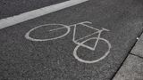 Der erste Radweg Österreichs war eine Straftat  Aber eine, die sich bewährt hat. Im Jahr 1980 pinselten Aktivisten in Graz illegal einen Radstreifen auf den Gehweg. Sie bekamen eine Anzeige, doch die Idee war etabliert: Die Stadt übernahm später sogar die Schablone für ihre ersten legalen Radwege.