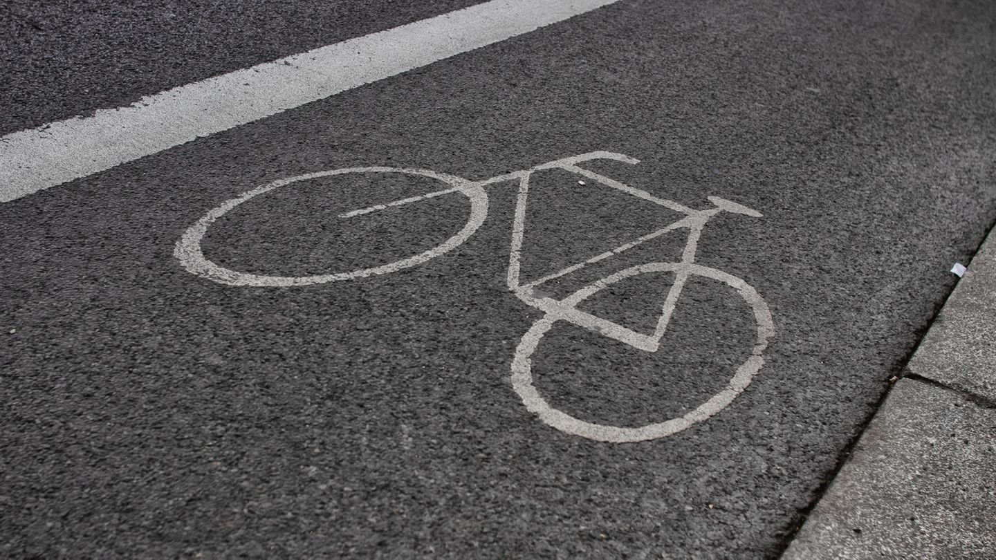 Der erste Radweg Österreichs war eine Straftat  Aber eine, die sich bewährt hat. Im Jahr 1980 pinselten Aktivisten in Graz illegal einen Radstreifen auf den Gehweg. Sie bekamen eine Anzeige, doch die Idee war etabliert: Die Stadt übernahm später sogar die Schablone für ihre ersten legalen Radwege.
