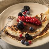 False Friend: Mehlspeise  Das Wort Mehlspeise hat im Österreichischen eine erweiterte Bedeutung. Mehlspeisen sind keineswegs immer Gerichte, die Mehl enthalten, sondern die vor allem eines sind: fleischlos. Dazu gehören natürlich Nudeln, Knödel, Schmarren und Palatschinken. Letzt genannter hat nicht mit Schinken zu tun, es ist ein Pfannkuchen.