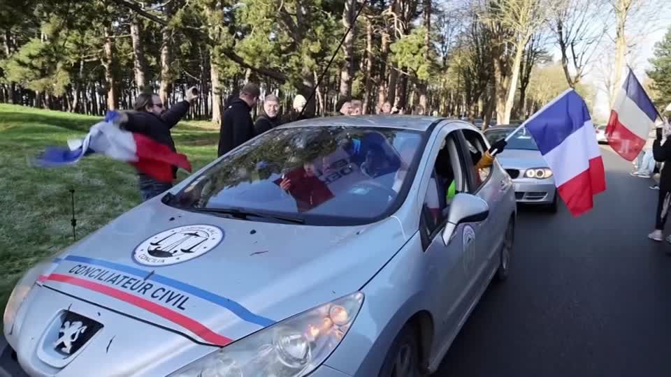 Video: Protest-Konvois gegen Corona-Auflagen nähern sich Paris