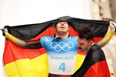 Christopher Grotheer schließt die Augen vor Glück, Axel Jungk jubelt mit mit
