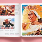 Eine für das großformatige Buch typisch gestaltete Doppelseite. Hier aus dem Kapitel "Unser Land mit Fleiß und Genügsamkeit aufbauen" zwei Motive links aus der Stahlindustrie und rechts aus der Landwirtschaft.