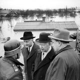 Auch der damalige Bundespräsident Heinrich Lübke (Mitte) reiste am Samstag nach Hamburg, um sich vor Ort ein Bild zu machen